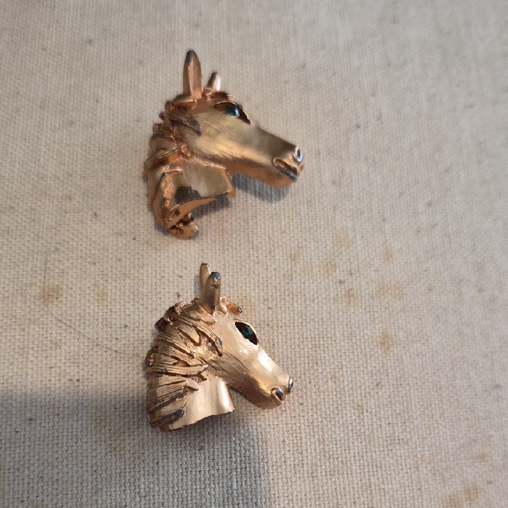 2 Horse Head Pins With Green Rhinestone Eyes Equestrian Lapel Pin Set